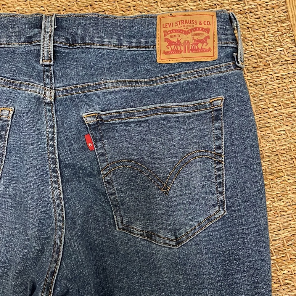 Levi’s women boyfriend jean, ripped detailing size 29 - Picture 6 of 6